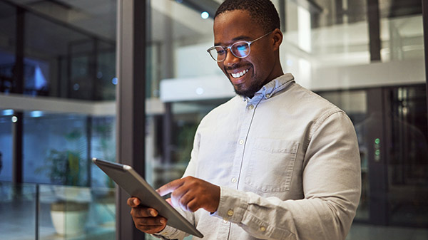 un homme travaillant avec une tablette